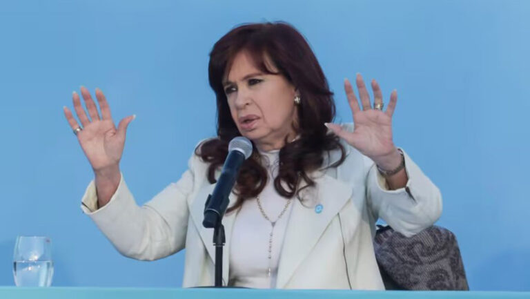 cristina-kirchner-microfono