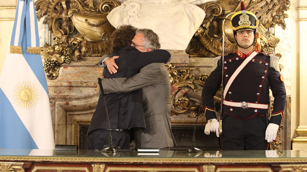 javier-milei-mario-lugones-abrazo