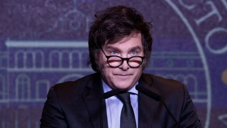 milei-serio-microfono