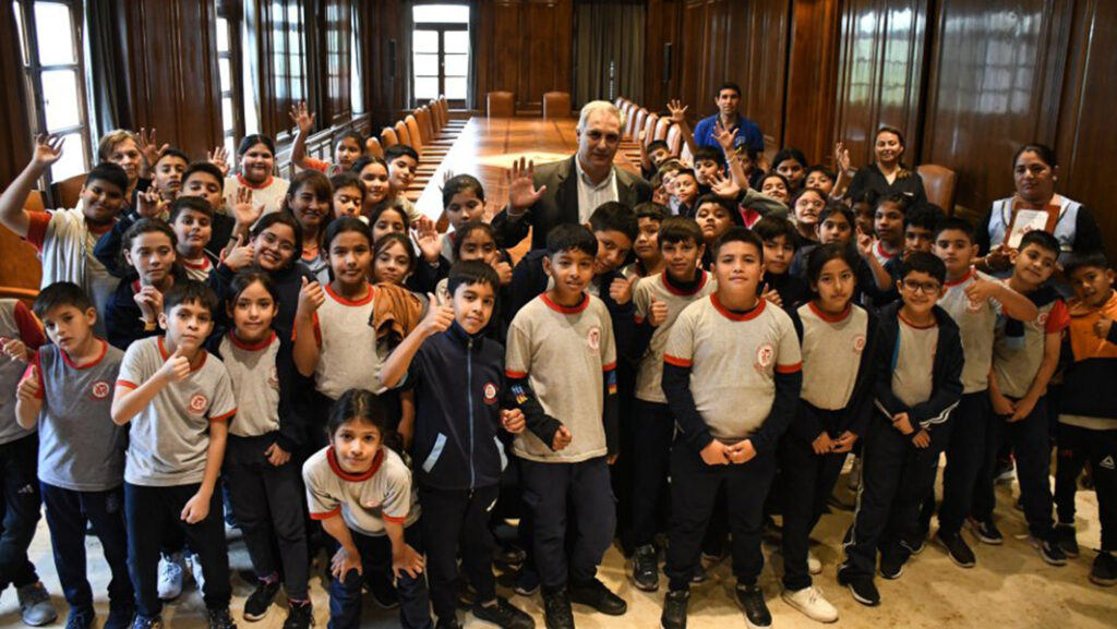 pampa-de-los-guanacos-alumanos-casa-de-gobierno