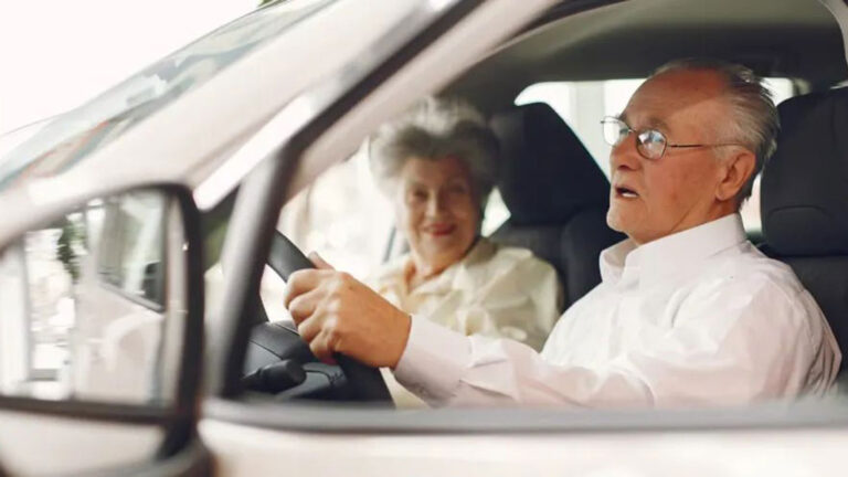viejo-manejando