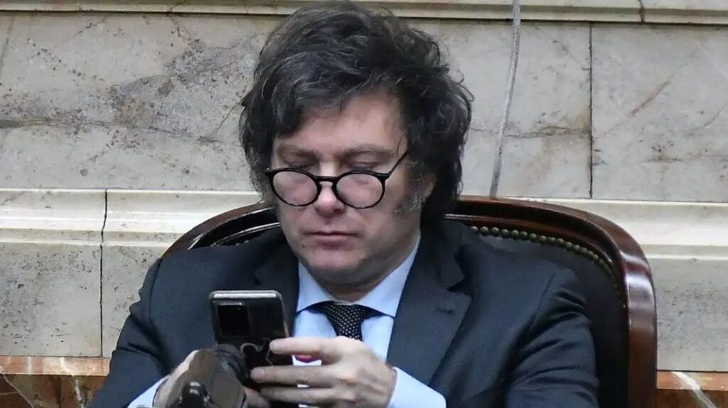 javier milei con el celular