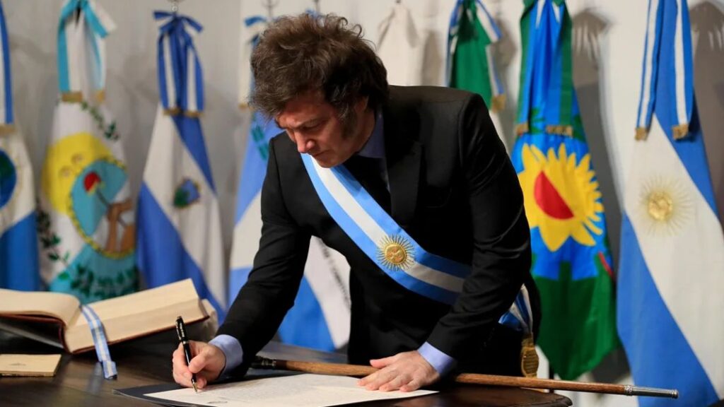 javier milei firma independencia