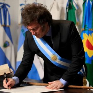 javier milei firma independencia