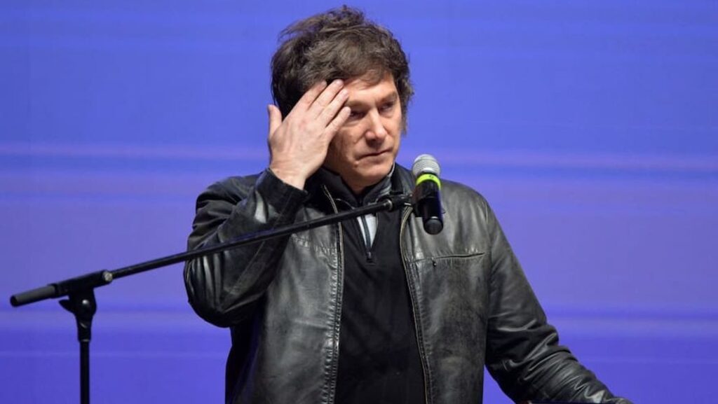 milei conferencia nervioso