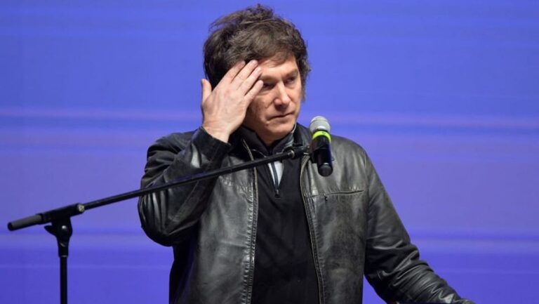 milei conferencia nervioso