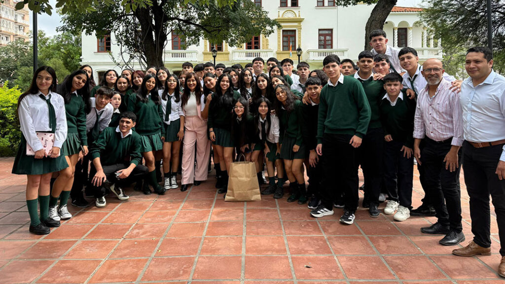 alumnos-sachayoj-casa-de-gobierno