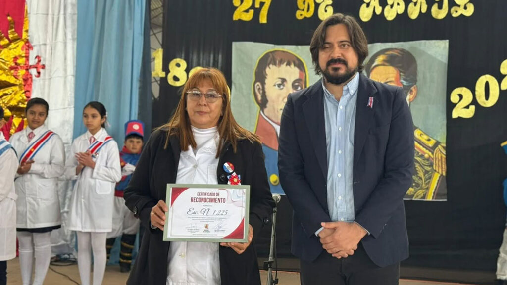 felipe-cisneros-acto-escolar