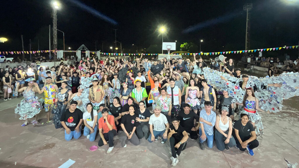 jovenes-plaza-bicentenario
